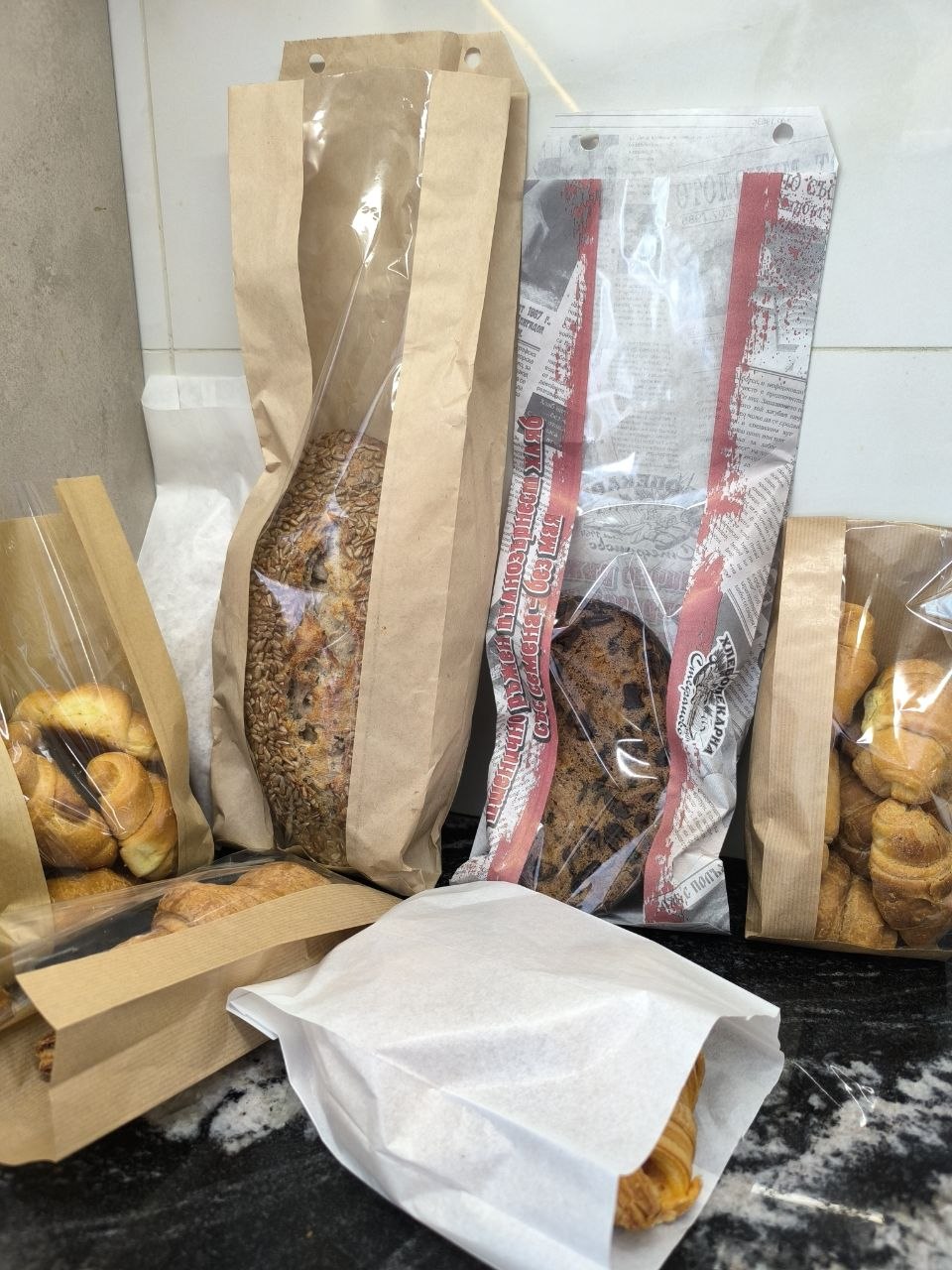 Pungi de hârtie cu pâine, baghete și produse de panificație